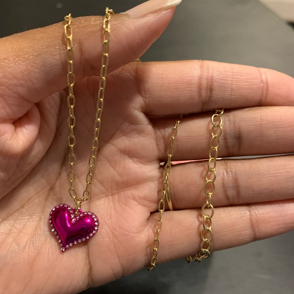 Elegant Gold Necklace with Vibrant Pink Heart Pendant